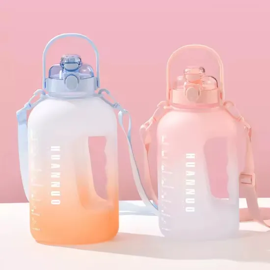 Kreative praktische Kinderwasserflasche aus Kunststoff mit großem Fassungsvermögen, Riemen und Strohhalm